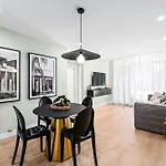 2Br Plus Free Parking - Airport Luxury Retreat