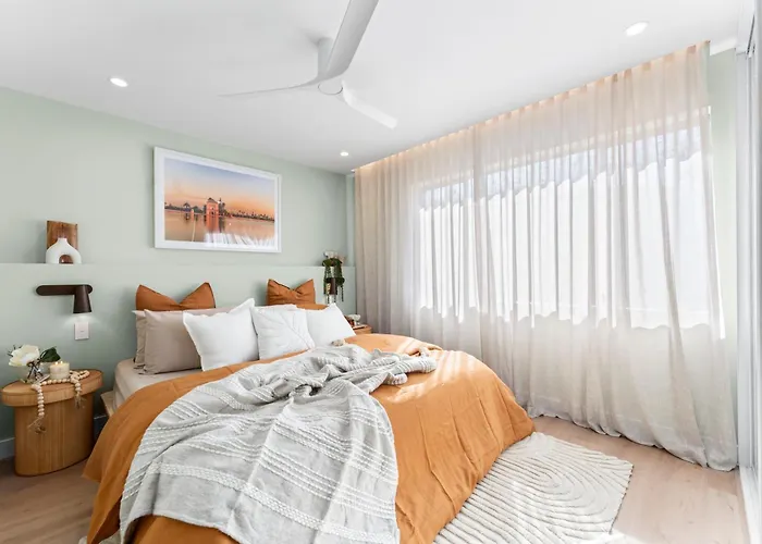 2Br Plus Free Parking - Airport Luxury Retreat
